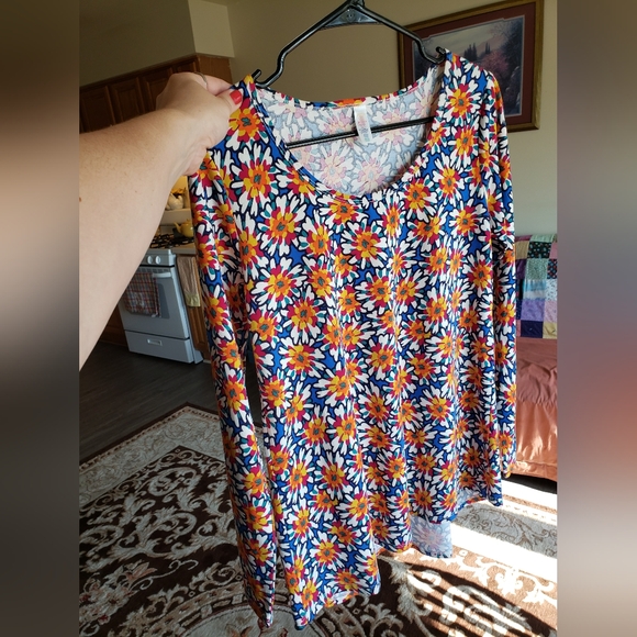 NWOT gleaming gardenias top, lularoe - Picture 8 of 15